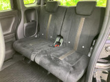 後席はゆとりある幅のベンチシートで、左右に並んで座る同乗者も落ち着いて過ごせます。窓から光が入り、足元も広々とした印象。ご家族でのお出かけにも使いやすい室内です。