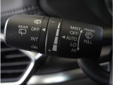 【オートワイパー機能】レバーをAUTOの位置にしているとき、レインセンサーが雨を感知すると、雨量に応じて、ワイパーが自動で作動します。