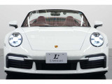 フロントには、ターボS専用の力強いデザインを採用。大型のエアインテークを備えたフロントバンパーが迫力を演出するとともに、優れた冷却性能と空力性能を追求しています。