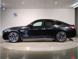 【拘りのFR】BMWが多く採用するFR車。ダイレクトでスポーティな加速感・シャープなハンドリングを実現。縦置きエンジンレイアウトにより、フラットで上質な乗り味です。