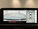 パノラミックビューモニターシステムが付いているので車の上から見た映像が確認できますよ。 一目で車両周辺の情報を確認できますが、直接安全をご確認下さい。
