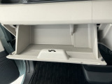 【グローブボックス】収納スペースが沢山あるので車内が散らからずに助かります。ちょっとした物を入れるのにいいですね♪
