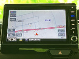 道路や周辺の位置関係を地図上で確認でき、目的地までのルート把握に役立ちます。縮尺変更や画面上の案内も活用できるため、慣れない場所への移動時にも便利です。