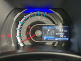 速度計と中央の液晶表示をひと目で確認できるレイアウトです。走行に必要な情報が集約されており、運転中も視線の移動を抑えながら車両の状況を把握しやすい構成です。