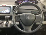 【ハンドル】運転にかかわる様々な操作を安全に行えるように視点移動が少なく操作性に配慮されたスイッチ類が凝縮されたコックピットです。