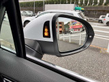 後側方の車両を検知し、ドライバーへ注意を促すレーンチェンジアシスト。