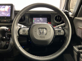 ステアリングには手元で扱えるスイッチが配置され、運転姿勢を保ちながら各種操作に対応できます。メーターや周辺機器と合わせて確認しやすく、日常の運転をサポートします。