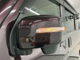 【ウィンカー付きドアミラー】ドアミラーは車幅の最も外側に位置するため、横や斜め後ろから接近する車両や歩行者にも方向指示が伝わりやすくなります。