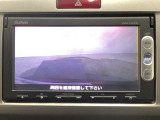 【バックカメラ】運転が苦手な方も車庫入れラクラクです!ギアをリバースに入れれば自動的に切り換わりますので、面倒な操作は不要です♪狭い駐車場もお車を傷つけず安心ですね!