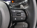 ◆アダプティブクルーズコントロール◆予め設定した車速内でクルマが自動的に加減速。前走車との適切な車間距離を維持しながら追従走行します。【LKAS】車線維持支援システムでステアリング操作を支援。