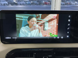 停車中にテレビ映像を楽しめる画面を備え、待ち時間も車内で過ごしやすくなります。映像表示と周辺のメニューが一画面にまとまり、視認しやすい配置です。