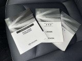 メンテナンスノート、取扱説明書です。 その車の整備記録が事細やかに記録されています。 車が生まれてから今までどのような道を歩んできたのか判るとても重要な物ですよ。