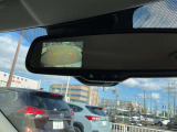 室内ルームミラーにバックカメラが映ります。