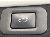 【パワーバックドア】スマートキーや運転席のボタンを押すだけでリアゲートが自動で開閉します!荷物を持っている時や、高い位置にあるバックドアを閉める際に便利な機能です♪