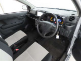 シンプルで使いやすいデザインの運転席です。