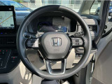 【ハンドル】運転にかかわる様々な操作を安全に行えるように視点移動が少なく操作性に配慮されたスイッチ類が凝縮されたコックピットです。