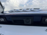 ●バックカメラ『駐車や後方の視界をサポートするための重要な機能です。多くのモデルに標準装備またはオプションとして搭載、リアバンパーに取り付けられたカメラが後方の映像を車内のディスプレイに表示します』