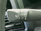 レバー上の表示で操作位置を確認しやすく、運転席から手元で扱える配置です。天候や視界の変化に応じて使いやすく、雨の日の移動でも必要な操作に迷いにくいのがうれしいポイントです。