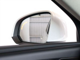 ドアミラーの鏡にはLEDが組み込まれており、車両両脇の後方から車両が接近した際には点滅して知らせることが可能です
