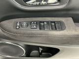 運転席のスイッチで全てのウィンドウの開閉操作を行うことができます。ロックボタンをONにしておくと、運転席以外のウィンドウは作動しないのでお子様を乗せているときなども安心ですね♪