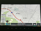 道路や周辺施設が画面上に表示され、現在地を確認しながら目的地までの道順を把握できます。縮尺やメニュー表示も備わり、行き先の確認やルート設定を行う際に役立つナビ機能です。