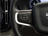 前方車を自動追従するアダプティブクルーズコントロールに加え、ステアリング操舵も行う進化型クルーズ『パイロットアシスト』を搭載。車体を車線内へと適正に維持しつつ先行車を忠実に追従します。