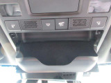 サングラスホルダーを備えたオーバーヘッドコンソールを装備。運転中に使う小物をスマートに収納でき、車内の整理整頓にも役立ちます。