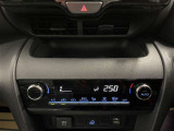 オートエアコン♪お好みの温度に設定するだけで車内を快適空間にしてくれますよ♪