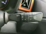 レバー上の表示から方向指示や灯火類の設定を確認しやすく、運転中も手元で操作できます。日々の移動で使う装備がまとまり、必要な操作を落ち着いて行いやすい運転席まわりです。
