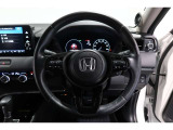 運転中もハンドルでの操作が可能です。特に高速道路等の目が離せない運転時には、便利さだけでなく、安全性も兼ね備えております。