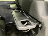 シートバックテーブルを装着しています!車内での軽食などに便利です!