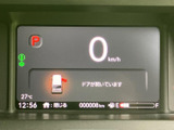 速度やシフト位置、燃料残量などの情報がひとつの画面に表示され、運転中に必要な状況を確認できます。ドアの開閉案内も表示されるため、乗り降りの際にも目で確認しやすい配置です。