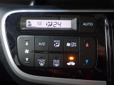 運転席からも手が届きやすく、操作しやすい空調コントロールパネル。オートエアコンなので操作の煩わしさが無くオールシーズン快適にドライブできます。快適空間で運転に集中できますね。