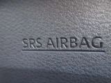 運転席側にSRS二-エアバックシステムを採用 万一の際の安全性を高めました
