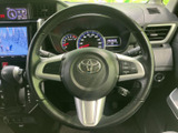 握りやすい形状で、手元のスイッチ類も視界に入りやすく配置されています。運転中に必要な情報や各種設定を手元で確認しやすく、毎日の運転をサポートする装備です。