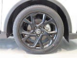 純正のアルミホイール装着車です。タイヤサイズは225/50R18です。