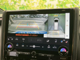 後方の映像に加えて車両周辺の様子も画面で確認でき、駐車時の周囲確認をサポートします。目安となるガイド表示もあり、車庫入れ時に便利です。