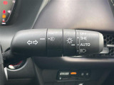 【オートライト(AUTO)】外の明るさをシステムが感知して、自動でヘッドライトが点灯します。ヘッドライトをつけ忘れを防ぐ便利機能です。
