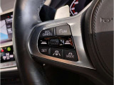 運転中にもオーディオの音量やFMの切り替えなどステアリングでの操作で切り替え可能なため、ステアリングから手を放す必要がない為、運転中でも操作が簡単でございます。