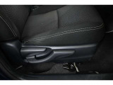 運転席シートリフター装備!シートの上下調整で運転操作の視界を確保できます。