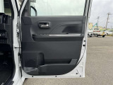 運転席ドアの内張です!使用感が少なくきれいな状態です!ドリンクホルダーや収納も備わっています!
