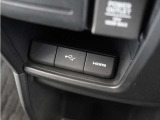 ◆USB接続端子◆スマホやiPodなどを接続して、いつもの音楽を車内でもお楽しみいただけます♪