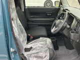 広く快適な運転席です。長距離運転も楽々ですよ!