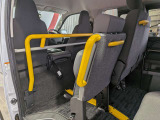 手摺りです。車いす使用者が立ち上がる際等に使用します。