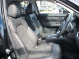 正しい姿勢で運転できるように体幹の腰部をしっかりささえるようデザインされているシートです。素材、シート形状を研究することでフィット感を高めつつ、優れた快適性を実現しています。