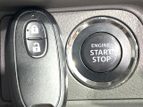 【キーレススタートシステム】カバンやポケットに入れたままでもドアの施錠・解錠が可能なスマートキーを装備。エンジンのオン・オフ時もカギを取り出す必要が無いからとっても便利です♪
