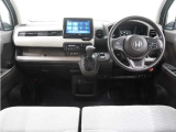 ◆インテリアパネル◆視界広々で非常に運転しやすくロングドライブでも疲れを感じさせないすっきりとまとまったインパネ周りです。