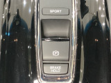 セレクトレバーの下に電子制御パーキングブレーキがあります。スイッチひとつで、停車した地点の傾斜などをシステムが検知・判断してブレーキ力を自動的に制御し、しっかり停車できるパーキングシステムです。
