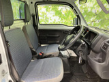 窓が大きく、運転席から周囲を見渡しやすい明るい室内です。シートは落ち着いた色柄で、座面や背もたれもゆったりとした印象。助手席との距離感も自然で、同乗者も過ごしやすい空間です。