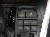 シフトレバーに連動してパーキングブレーキをかけてくれる電動パーキングシステム搭載のお車になります!!渋滞時にとても重宝するブレーキホールド機能もございますよ★